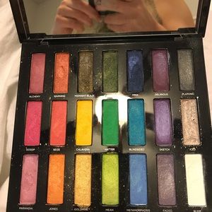 Makeup rainbow eyeshadow palette- Urban Decay